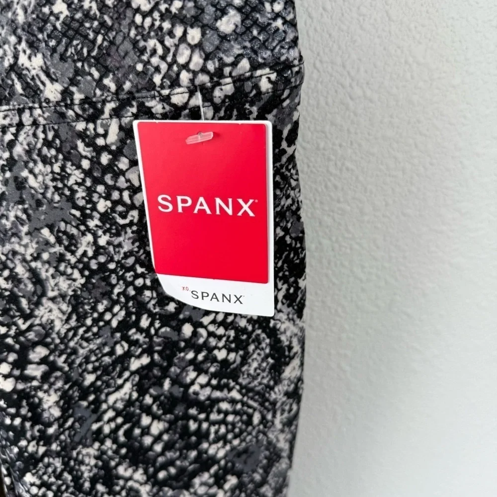 New SPANX Faux Leather Snake Shine Leggings Grey NWT Casual Women’s Medium